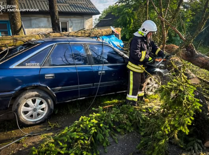Повалені дерева, ускладнений рух, знищені авто: наслідки негоди на Хмельниччині